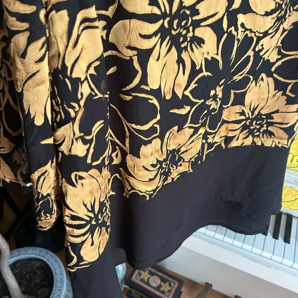 Elegant Black and Gold Floral Women's Blouse XL Hi Low - Picture 5 of 16